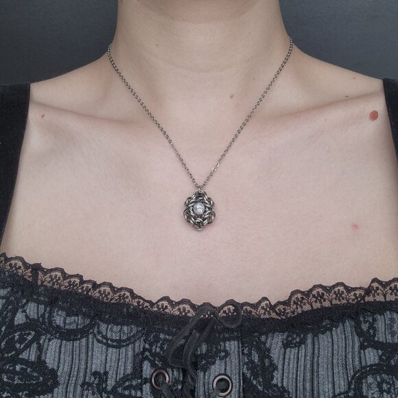Gothic crystal chainmaille necklace with a small silver chain - Picture 4 of 7